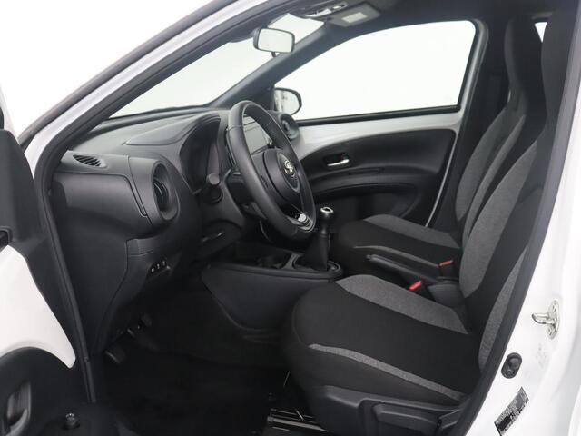 Toyota AYGO X 1.0 VVT-i MT Play | Cruise control | Carplay | Trekhaak | Airco | Camera | DAB | Lane assist | Lederen stuurwiel |