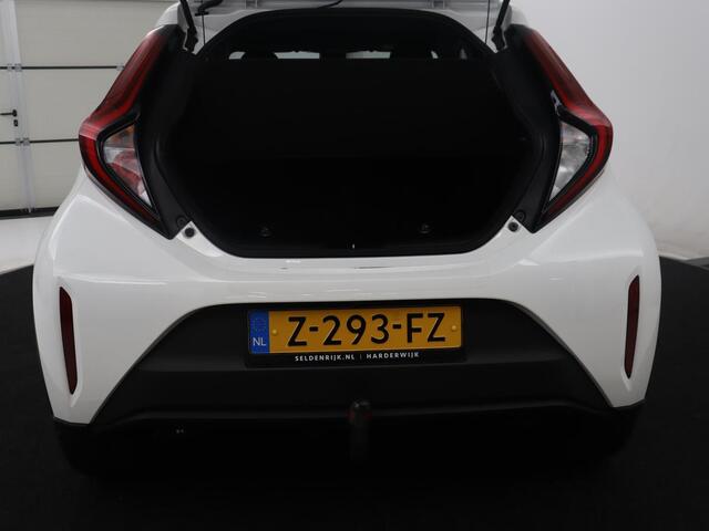 Toyota AYGO X 1.0 VVT-i MT Play | Cruise control | Carplay | Trekhaak | Airco | Camera | DAB | Lane assist | Lederen stuurwiel |