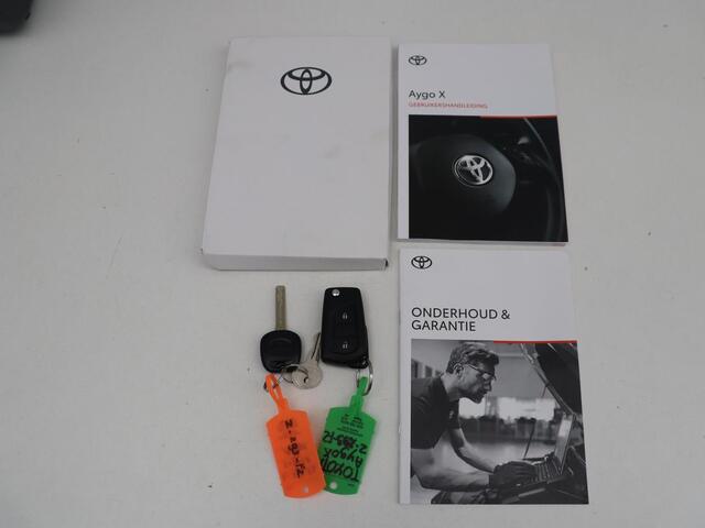 Toyota AYGO X 1.0 VVT-i MT Play | Cruise control | Carplay | Trekhaak | Airco | Camera | DAB | Lane assist | Lederen stuurwiel |