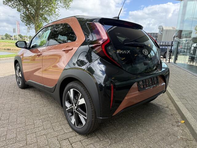 Toyota AYGO X Hybrid 115 pulse Automaat ** Stoelverwarming ** Camera ** Carplay **