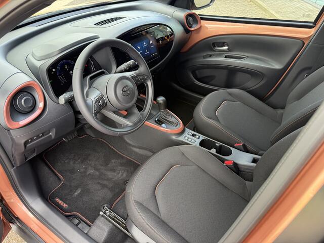 Toyota AYGO X Hybrid 115 pulse Automaat ** Stoelverwarming ** Camera ** Carplay **