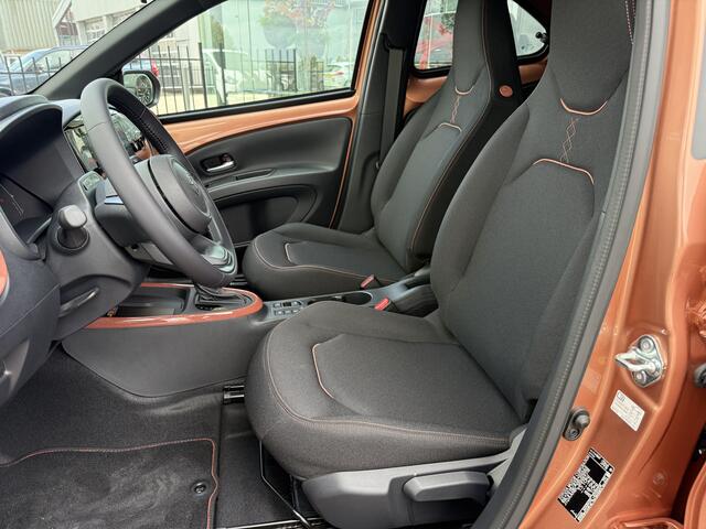 Toyota AYGO X Hybrid 115 pulse Automaat ** Stoelverwarming ** Camera ** Carplay **