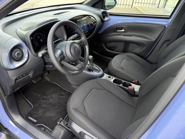 Toyota AYGO X Hybrid 115 pulse Automaat ** Stoelverwarming ** Camera ** Carplay **