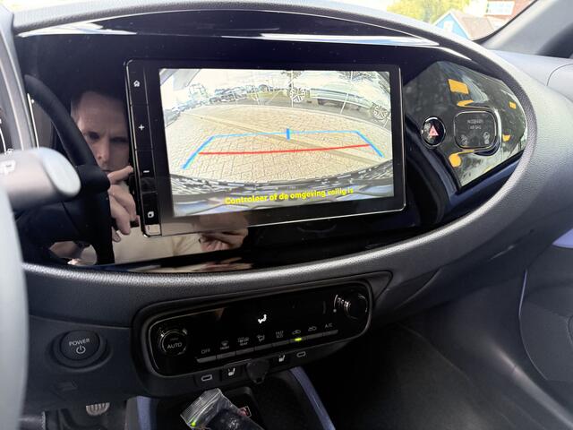 Toyota AYGO X Hybrid 115 pulse Automaat ** Stoelverwarming ** Camera ** Carplay **