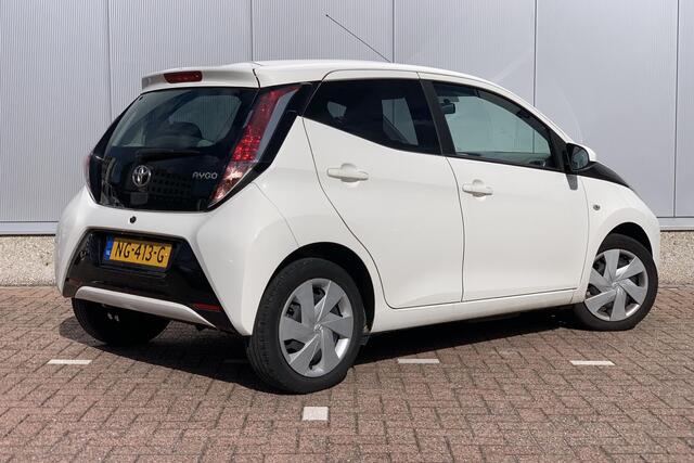 Toyota AYGO 1.0 VVT-i x-play / Camera / Bluetooth / AC /