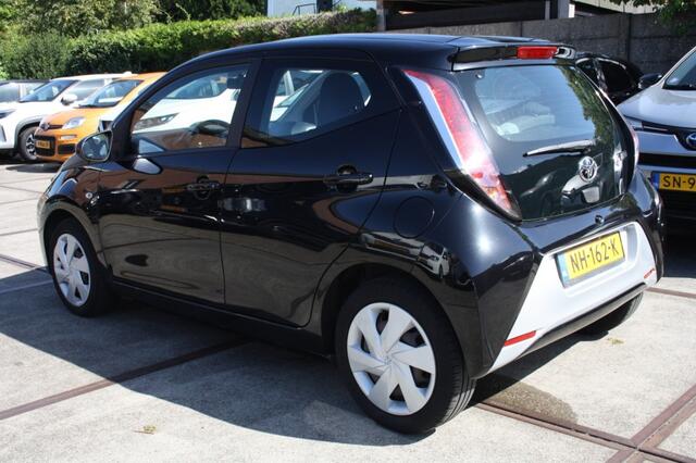 Toyota AYGO 1.0 VVT-i X-Play / NAP / Airco / Camera / Automaat / 5drs