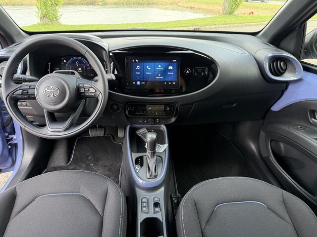 Toyota AYGO X Hybrid 115 pulse Automaat ** Stoelverwarming ** Camera ** Carplay **