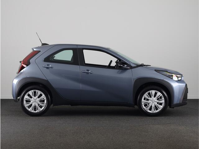 Toyota AYGO X Hybrid 115 play