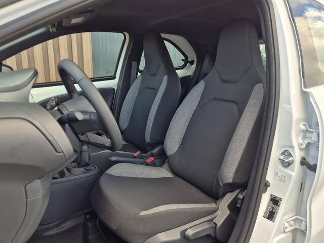 Toyota AYGO X 1.0-l-VVT-i Play | NIEUW 6km | BTW | Carplay | Camera | Stoelverw. | ACC