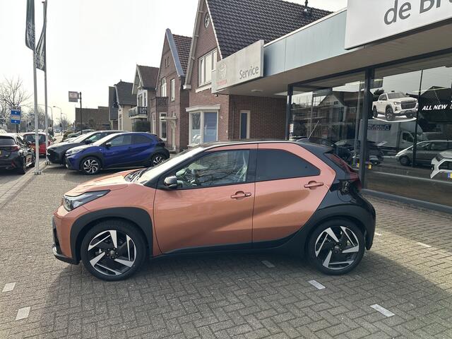 Toyota AYGO X Hybrid 115 envy halflederen bekleding / stoelverwarming / keyless start / parkeersensoren voor + achter / Navigatie / Apple Carplay / Android Auto / parkeercamera / 10 jaar Toyota garantie / rijklaarprijs incl. Toyota Pechhulppas