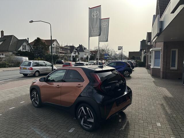 Toyota AYGO X Hybrid 115 envy halflederen bekleding / stoelverwarming / keyless start / parkeersensoren voor + achter / Navigatie / Apple Carplay / Android Auto / parkeercamera / 10 jaar Toyota garantie / rijklaarprijs incl. Toyota Pechhulppas