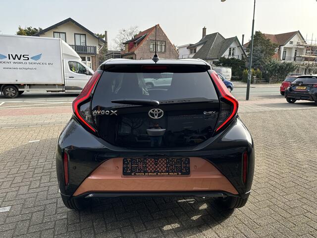 Toyota AYGO X Hybrid 115 envy halflederen bekleding / stoelverwarming / keyless start / parkeersensoren voor + achter / Navigatie / Apple Carplay / Android Auto / parkeercamera / 10 jaar Toyota garantie / rijklaarprijs incl. Toyota Pechhulppas