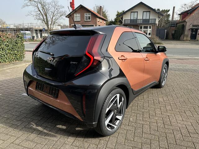 Toyota AYGO X Hybrid 115 envy halflederen bekleding / stoelverwarming / keyless start / parkeersensoren voor + achter / Navigatie / Apple Carplay / Android Auto / parkeercamera / 10 jaar Toyota garantie / rijklaarprijs incl. Toyota Pechhulppas