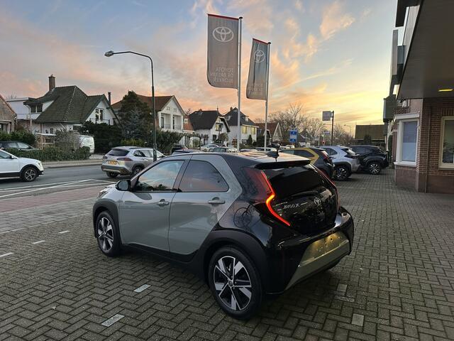 Toyota AYGO X Hybrid 115 pulse stoelverwarming / keyless start / parkeersensoren voor + achter / Navigatie / Apple Carplay / Android Auto / parkeercamera / 10 jaar Toyota garantie / rijklaarprijs incl. Toyota Pechhulppas