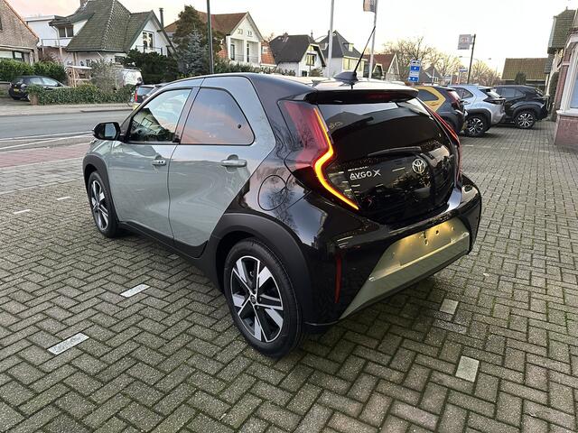 Toyota AYGO X Hybrid 115 pulse stoelverwarming / keyless start / parkeersensoren voor + achter / Navigatie / Apple Carplay / Android Auto / parkeercamera / 10 jaar Toyota garantie / rijklaarprijs incl. Toyota Pechhulppas
