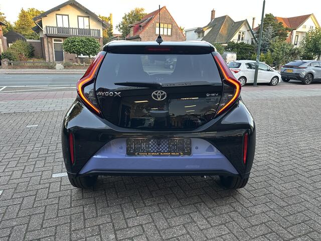 Toyota AYGO X Hybrid 115 pulse stoelverwarming / keyless start / parkeersensoren voor + achter / Navigatie / Apple Carplay / Android Auto / parkeercamera / 10 jaar Toyota garantie / rijklaarprijs incl. Toyota Pechhulppas