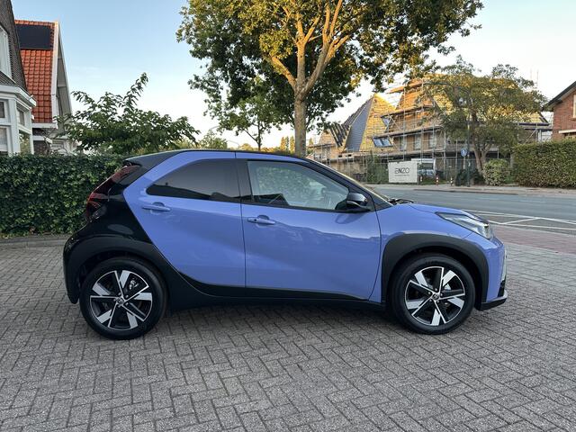 Toyota AYGO X Hybrid 115 pulse stoelverwarming / keyless start / parkeersensoren voor + achter / Navigatie / Apple Carplay / Android Auto / parkeercamera / 10 jaar Toyota garantie / rijklaarprijs incl. Toyota Pechhulppas