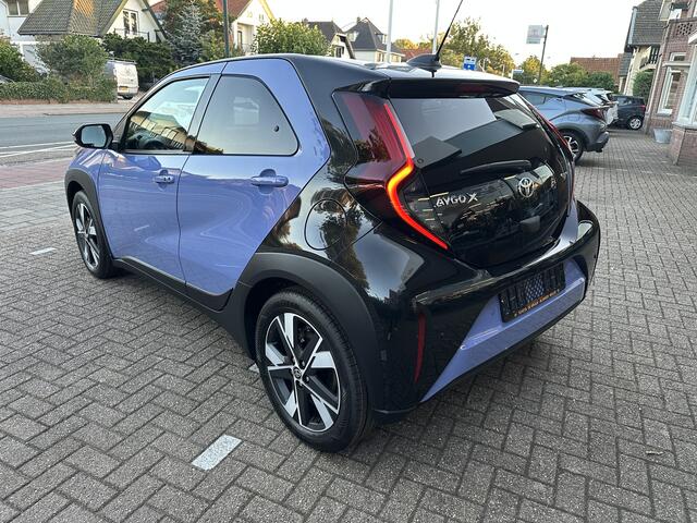 Toyota AYGO X Hybrid 115 pulse stoelverwarming / keyless start / parkeersensoren voor + achter / Navigatie / Apple Carplay / Android Auto / parkeercamera / 10 jaar Toyota garantie / rijklaarprijs incl. Toyota Pechhulppas