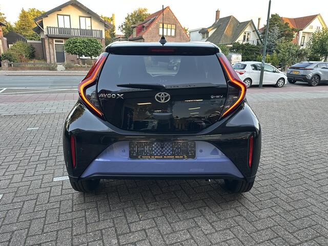 Toyota AYGO X Hybrid 115 pulse stoelverwarming / keyless start / parkeersensoren voor + achter / Navigatie / Apple Carplay / Android Auto / parkeercamera / 10 jaar Toyota garantie / rijklaarprijs incl. Toyota Pechhulppas