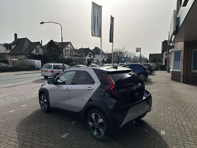 Toyota AYGO X Hybrid 115 pulse stoelverwarming / keyless start / parkeersensoren voor + achter / Navigatie / Apple Carplay / Android Auto / parkeercamera / 10 jaar Toyota garantie / rijklaarprijs incl. Toyota Pechhulppas