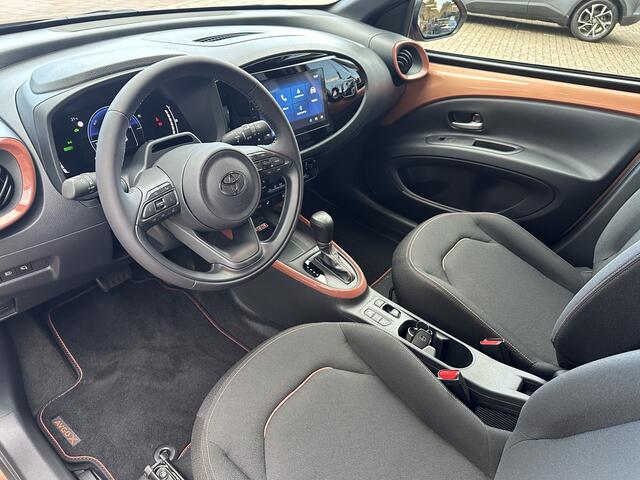 Toyota AYGO X Hybrid 115 pulse stoelverwarming / keyless start / parkeersensoren voor + achter / Navigatie / Apple Carplay / Android Auto / parkeercamera / 10 jaar Toyota garantie / rijklaarprijs incl. Toyota Pechhulppas