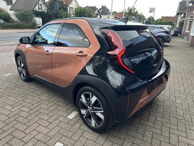 Toyota AYGO X Hybrid 115 pulse stoelverwarming / keyless start / parkeersensoren voor + achter / Navigatie / Apple Carplay / Android Auto / parkeercamera / 10 jaar Toyota garantie / rijklaarprijs incl. Toyota Pechhulppas