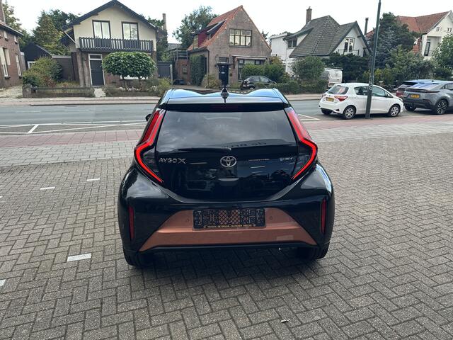 Toyota AYGO X Hybrid 115 pulse stoelverwarming / keyless start / parkeersensoren voor + achter / Navigatie / Apple Carplay / Android Auto / parkeercamera / 10 jaar Toyota garantie / rijklaarprijs incl. Toyota Pechhulppas