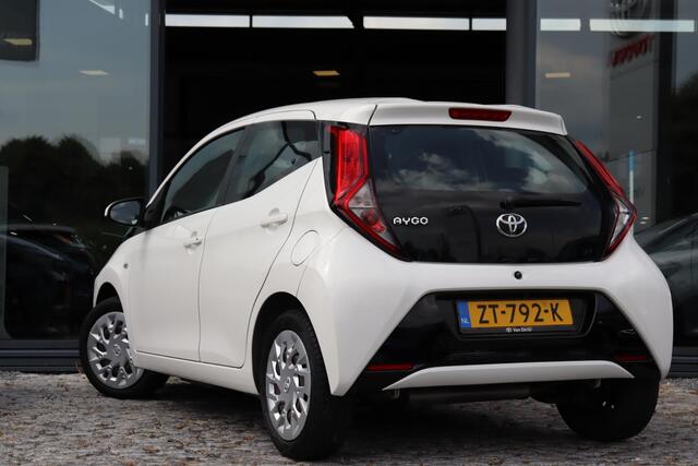 Toyota AYGO 1.0 VVT-i X-Play, Navi, Camera, LED speed limiter.