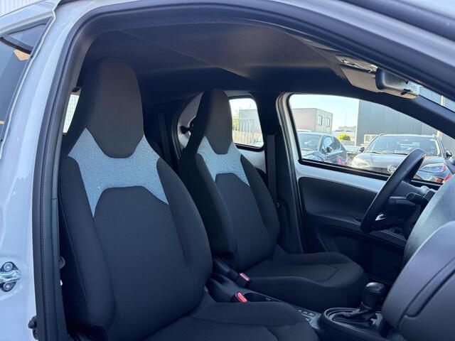 Toyota AYGO X Hybrid 115 play