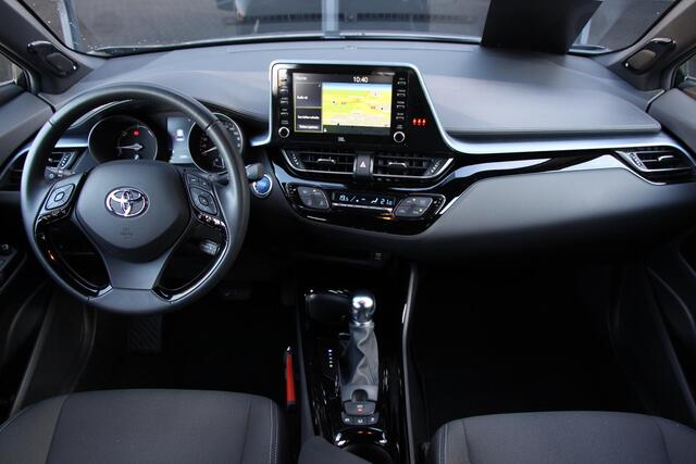 Toyota C-HR 1.8 Hybrid First Edition **NAVIGATIE/ JBL/ DODEHOEKDETECTIE/ STOELVERWARMING**