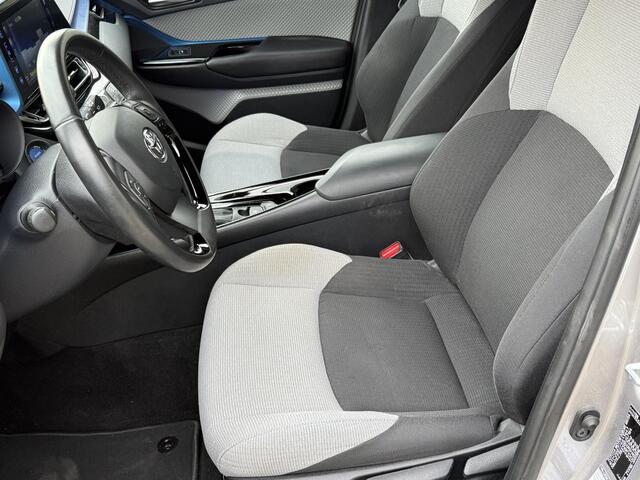 Toyota C-HR 1.8 Hybrid Dynamic / Bi Tone / 18" lm velgen / Parkeer assistent/ Stoel verwarming / Full map navigatie / Parkeer camera / Parkeer sensoren voor en achter