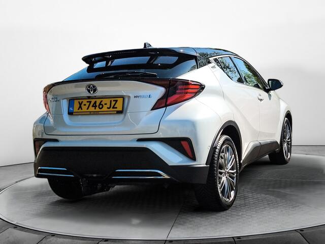Toyota C-HR 2.0 Hybrid Executive (184PK) 1e-Eig. & Dealer-Onderh. BOVAG-Garantie. NL-Auto. Half-Leer, Trekhaak, Navigatie/Apple-Carplay/Android-Auto, Adaptieve-Cruisecontrol, Keylesss-Entry/Start, Parkeersensoren-V+A, Achteruitrijca Stoel/Stuur-Verwarming, DAB, Licht