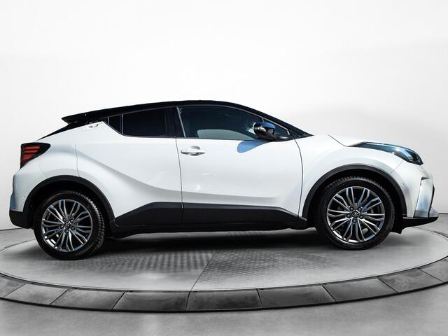 Toyota C-HR 2.0 Hybrid Executive (184PK) 1e-Eig. & Dealer-Onderh. BOVAG-Garantie. NL-Auto. Half-Leer, Trekhaak, Navigatie/Apple-Carplay/Android-Auto, Adaptieve-Cruisecontrol, Keylesss-Entry/Start, Parkeersensoren-V+A, Achteruitrijca Stoel/Stuur-Verwarming, DAB, Licht