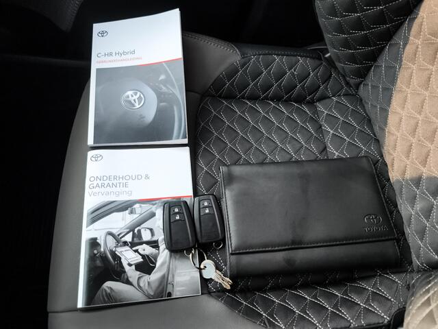 Toyota C-HR 2.0 Hybrid Executive (184PK) 1e-Eig. & Dealer-Onderh. BOVAG-Garantie. NL-Auto. Half-Leer, Trekhaak, Navigatie/Apple-Carplay/Android-Auto, Adaptieve-Cruisecontrol, Keylesss-Entry/Start, Parkeersensoren-V+A, Achteruitrijca Stoel/Stuur-Verwarming, DAB, Licht
