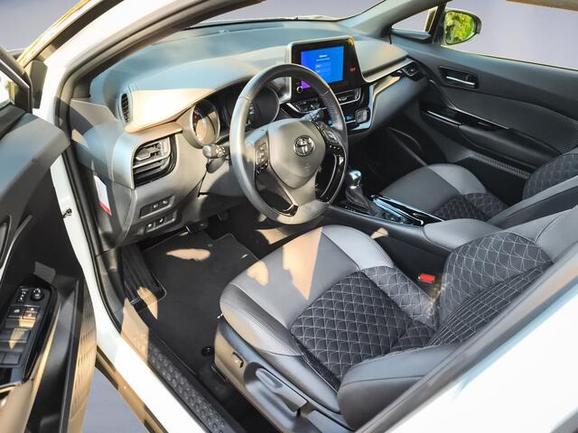 Toyota C-HR 2.0 Hybrid Executive (184PK) 1e-Eig. & Dealer-Onderh. BOVAG-Garantie. NL-Auto. Half-Leer, Trekhaak, Navigatie/Apple-Carplay/Android-Auto, Adaptieve-Cruisecontrol, Keylesss-Entry/Start, Parkeersensoren-V+A, Achteruitrijca Stoel/Stuur-Verwarming, DAB, Licht