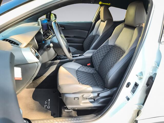 Toyota C-HR 2.0 Hybrid Executive (184PK) 1e-Eig. & Dealer-Onderh. BOVAG-Garantie. NL-Auto. Half-Leer, Trekhaak, Navigatie/Apple-Carplay/Android-Auto, Adaptieve-Cruisecontrol, Keylesss-Entry/Start, Parkeersensoren-V+A, Achteruitrijca Stoel/Stuur-Verwarming, DAB, Licht