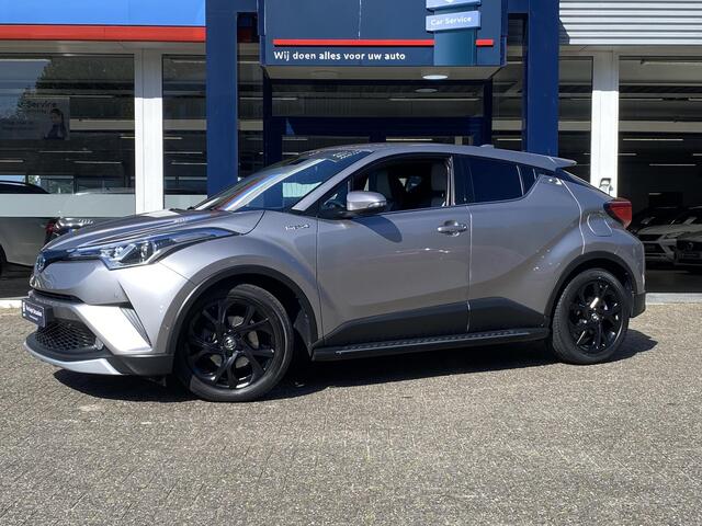 Toyota C-HR 1.8 Hybrid Adventure / Automaat / NL-Auto / Dealer-Onderhouden / Vol-Leder / Stoelverwarming / Treeplanken / Adaptieve Cruise-Control / Keyless / Dodehoek-Detectie / DAB Radio-Bluetooth / Navi / JBL-Audio / PDC V+A met Camera / 18'' LMV / ENZ.