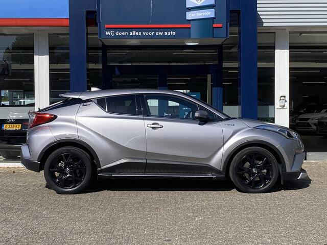 Toyota C-HR 1.8 Hybrid Adventure / Automaat / NL-Auto / Dealer-Onderhouden / Vol-Leder / Stoelverwarming / Treeplanken / Adaptieve Cruise-Control / Keyless / Dodehoek-Detectie / DAB Radio-Bluetooth / Navi / JBL-Audio / PDC V+A met Camera / 18'' LMV / ENZ.