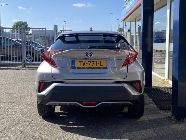 Toyota C-HR 1.8 Hybrid Adventure / Automaat / NL-Auto / Dealer-Onderhouden / Vol-Leder / Stoelverwarming / Treeplanken / Adaptieve Cruise-Control / Keyless / Dodehoek-Detectie / DAB Radio-Bluetooth / Navi / JBL-Audio / PDC V+A met Camera / 18'' LMV / ENZ.