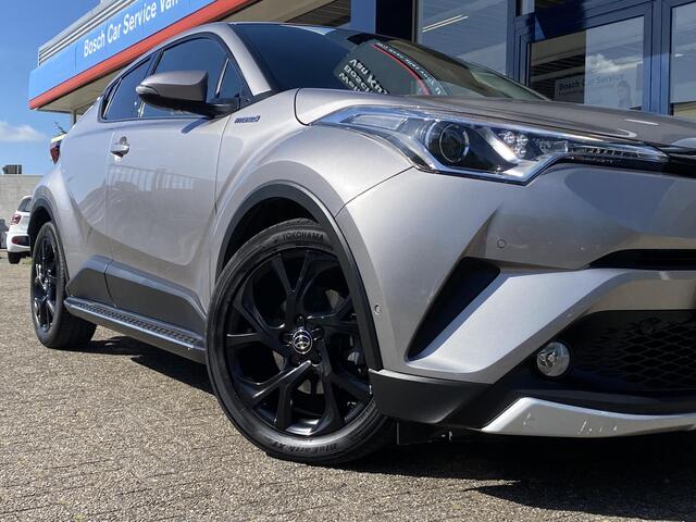 Toyota C-HR 1.8 Hybrid Adventure / Automaat / NL-Auto / Dealer-Onderhouden / Vol-Leder / Stoelverwarming / Treeplanken / Adaptieve Cruise-Control / Keyless / Dodehoek-Detectie / DAB Radio-Bluetooth / Navi / JBL-Audio / PDC V+A met Camera / 18'' LMV / ENZ.