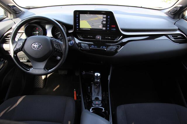 Toyota C-HR 1.8 Hybrid Bi-Tone **NAVIGATIE/ JBL / DODE HOEK SENSOR / STUUR- EN STOELVERWARMING/ 36 MAANDEN GARANTIE**