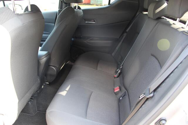 Toyota C-HR 1.8 Hybrid Bi-Tone **NAVIGATIE/ JBL / DODE HOEK SENSOR / STUUR- EN STOELVERWARMING/ 36 MAANDEN GARANTIE**