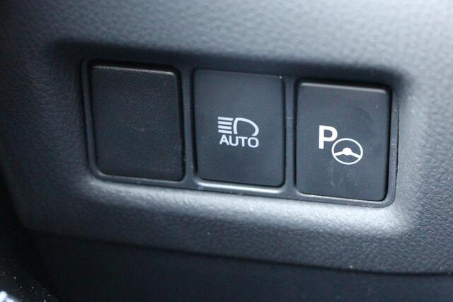 Toyota C-HR 1.8 Hybrid Bi-Tone **NAVIGATIE/ JBL / DODE HOEK SENSOR / STUUR- EN STOELVERWARMING/ 36 MAANDEN GARANTIE**