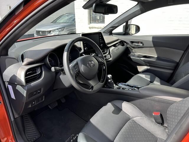 Toyota C-HR 2.0 Hybrid Launch Edition 184 PK | Volledig Lederen Bekleding | Elektrische Stoelverstelling | JBL Audio | Navigatie | Parkeercamera | Treeplanken | Stoelverwarming | Climate Control | LED Pack | Orgineel NL Auto van 1e Eigenaar |