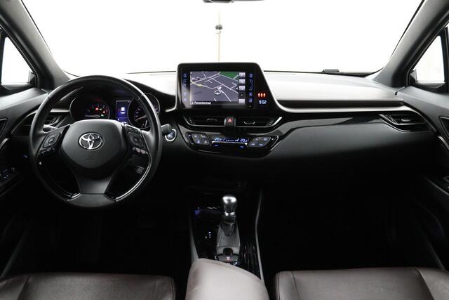 Toyota C-HR 1.2 Executive Automaat | Trekhaak 1300 KG | Stoelverwarming | Parkeersensoren Rondom | Lederen/stof Bekleding |