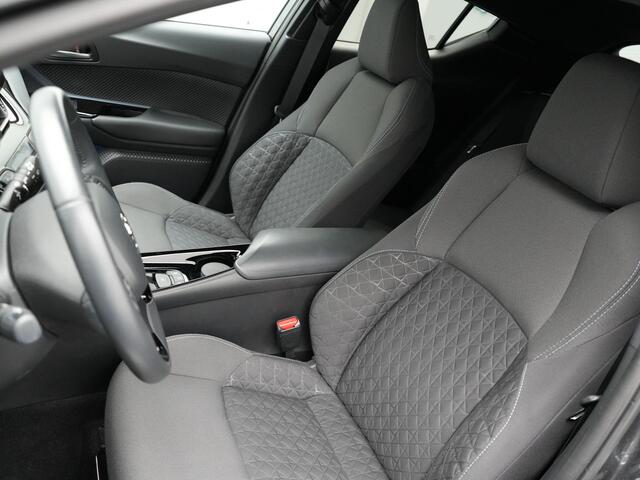 Toyota C-HR 2.0 Hybrid Dynamic 184pk | Dode Hoek | Camera | Carplay | Stoelen/Stuur Verwarming | DAB | Led | Keyless | 18"L.M |