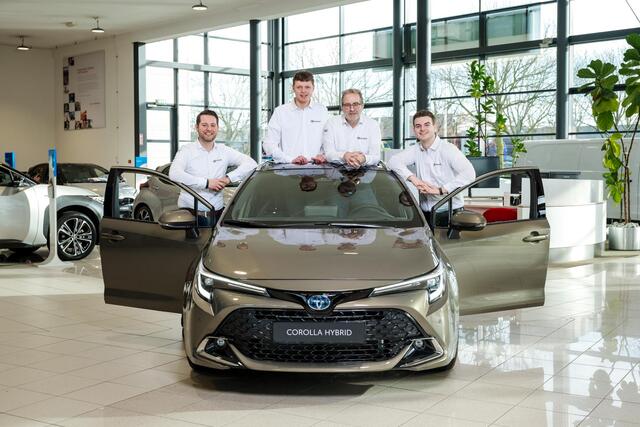 Toyota C-HR 1.8 Hybrid Bi-Tone Limited, Parkeersensoren voor en achter, Navigatie, Keyless entry. Stoelverwarming, Dealer onderhouden!