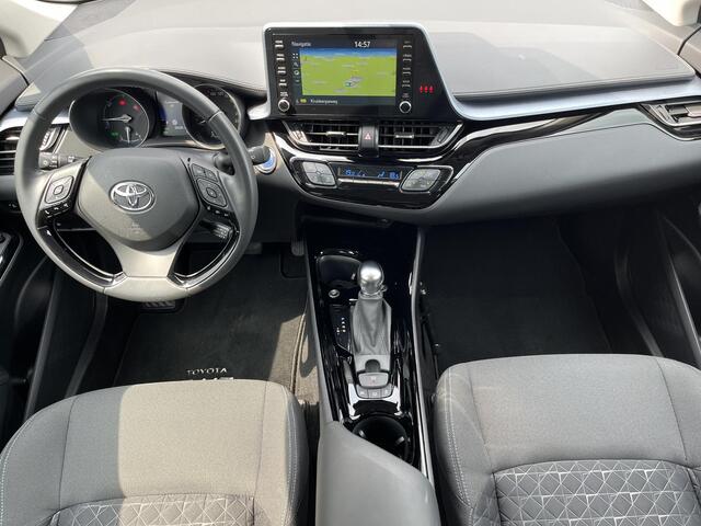 Toyota C-HR 2.0 Hybrid Dynamic Automaat / 100% Dealeronderhouden / Achteruitrijcamera / Stoelverwarming voor / Apple Carplay & Android Auto / Cruise- en Climate Control / Keyless Entry & Start / Navigatie full map / Parkeersensoren voor en achter / DAB Radio