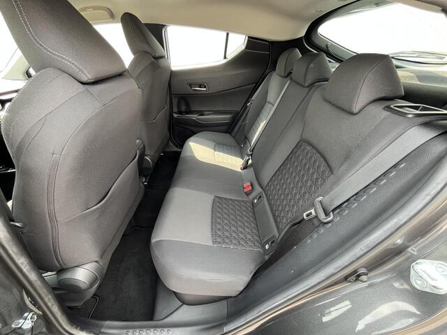 Toyota C-HR 2.0 Hybrid Dynamic Automaat / 100% Dealeronderhouden / Achteruitrijcamera / Stoelverwarming voor / Apple Carplay & Android Auto / Cruise- en Climate Control / Keyless Entry & Start / Navigatie full map / Parkeersensoren voor en achter / DAB Radio