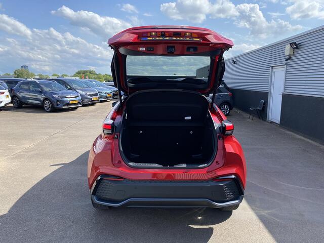 Toyota C-HR 1.8 Hybrid Executive Dodehoekdetectie, parkeersensoren voor & achter, adaptieve cruise control, Apple CarPlay/Android Auto,